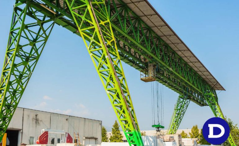 Ponte rolante de estrutura verde em ambiente externo