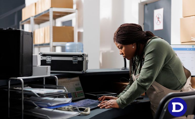 Mulher manuseando notebook em escritório