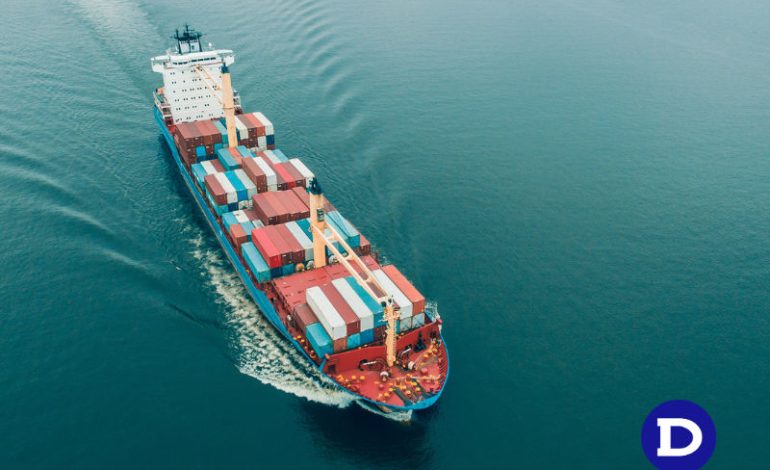 Navio de carga em alto mar carregado com diversos containers